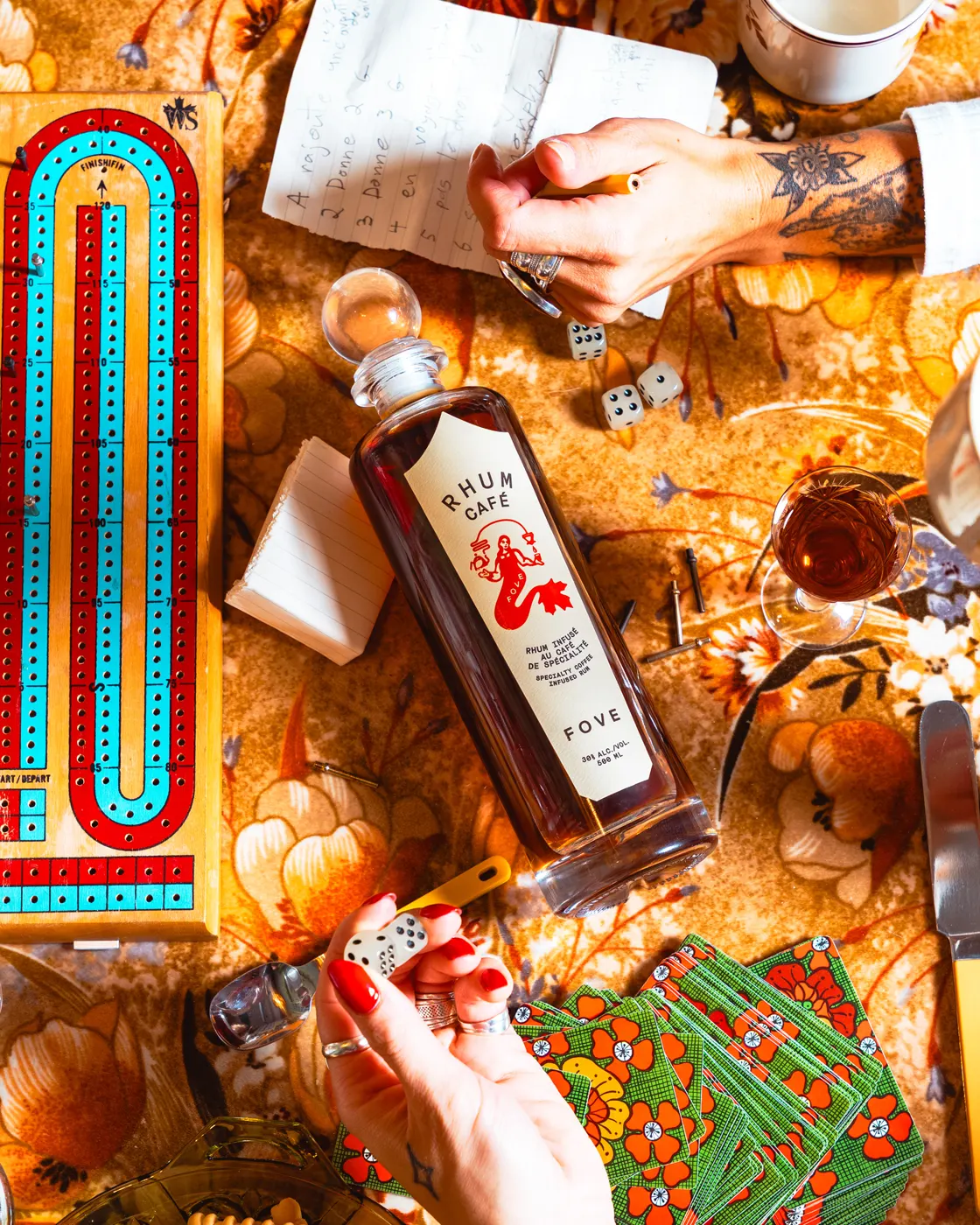 Flat lay rétro, jeu de cartes et bouteille