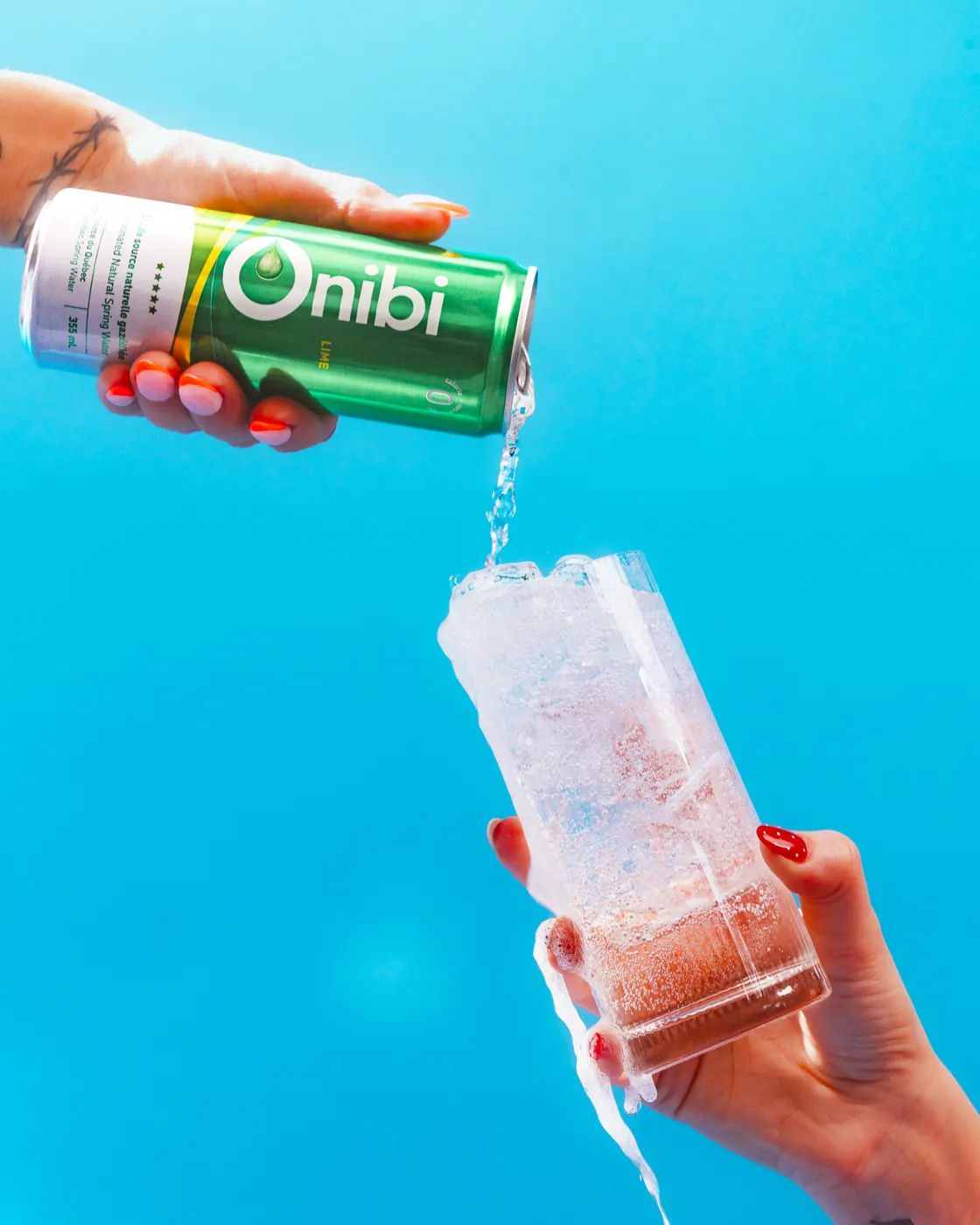 Canette versée dans un verre glacé