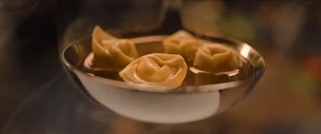 Tortellini fumants dans un bol doré