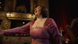 Cantatrice qui tient une note dans un théâtre