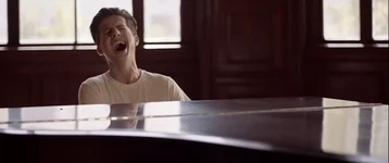 Chanteur qui tient une longue note au piano