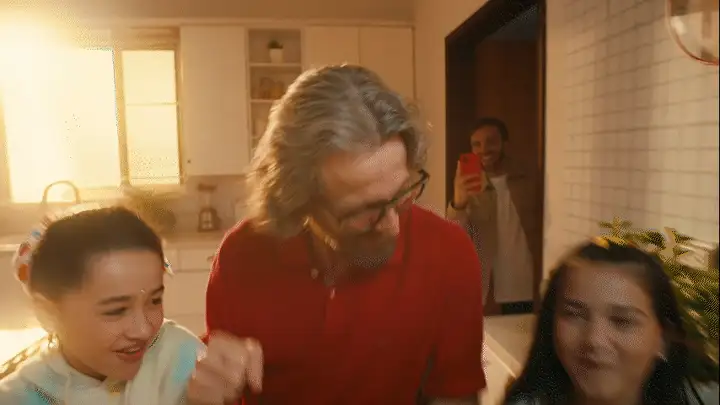 Party de cuisine en famille dans la lumière dorée